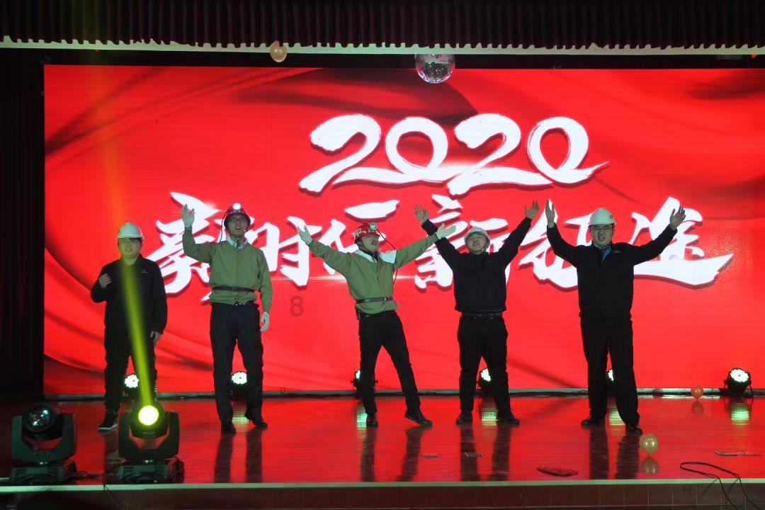 55岁邓文迪现身贝索斯生日宴，和众多富婆们一起闪耀，浓妆显年轻
